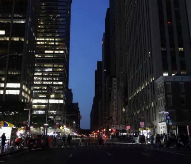 New York, un blackout manda in tilt Manhattan per oltre 5 ore: più di 70.000 persone al buio e panico nelle strade