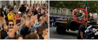 Parigi, Macron sfila alla parata del 14 luglio ma viene fischiato. I contestatori: “Dimettiti, dimettiti”