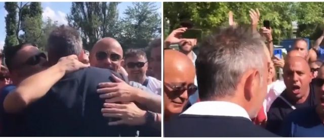 Sinisa Mihajlovic, l’abbraccio dei tifosi al mister del Bologna è da brividi: il saluto dopo la conferenza