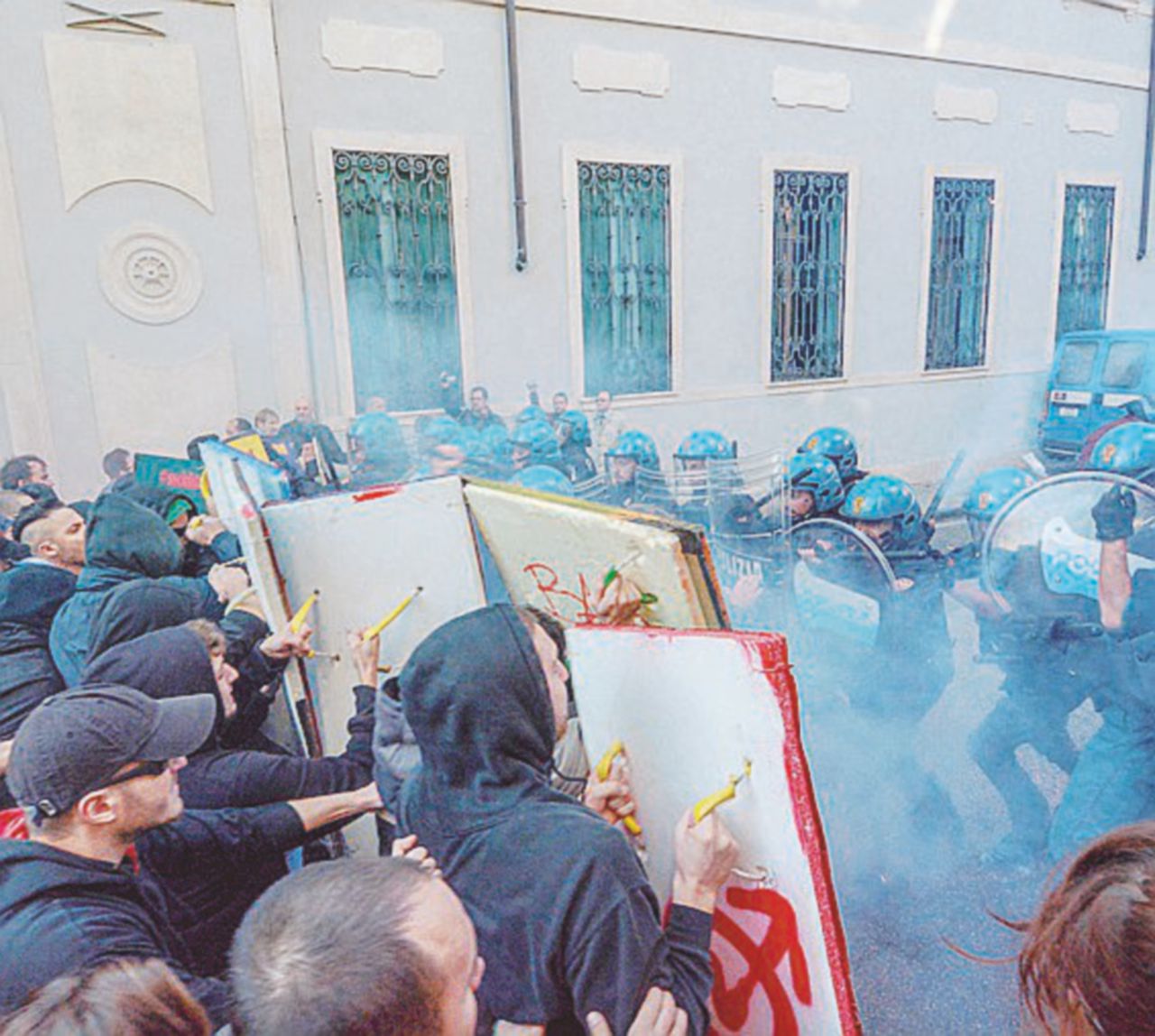 Copertina di L’eterna violenza sociale: potere contro resistenza