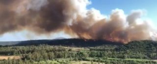 Copertina di Sardegna, incendio in Ogliastra: fiamme alte fino a 10 metri. Evacuati una spiaggia, due campeggi e un hotel