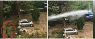 Lancio di sassi dall’edificio, la polizia risponde con gli idranti