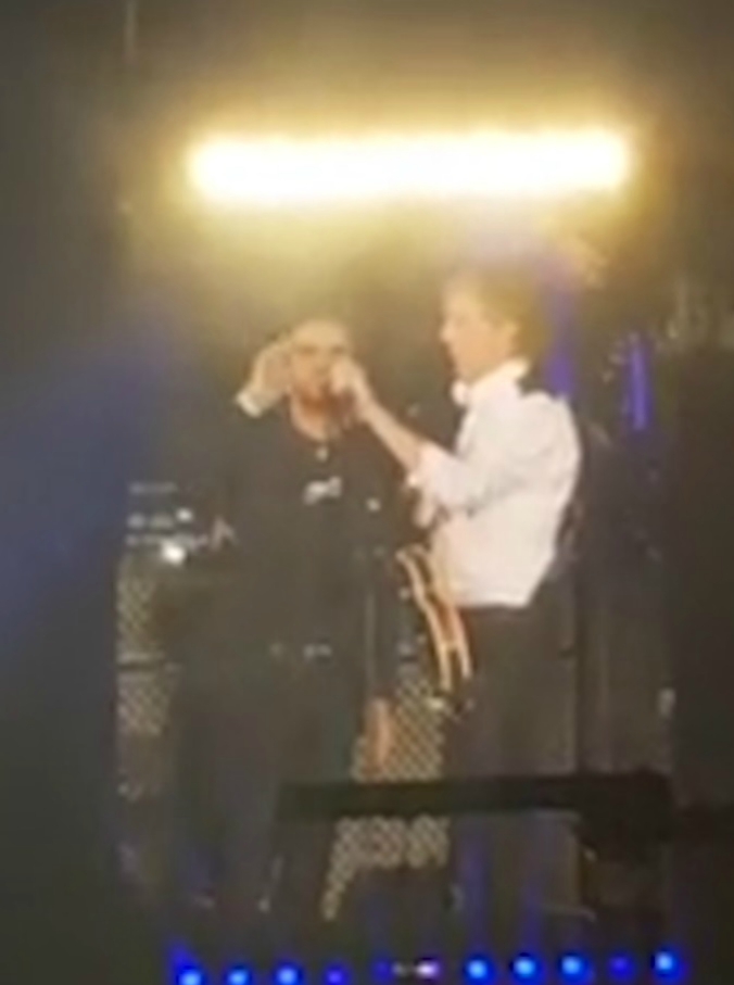 Copertina di Paul McCartney stupisce tutti: “Ho una sorpresa per voi”. E chiama sul palco Ringo Starr: i fan impazziscono