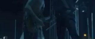 Copertina di Achille Lauro bacia il suo chitarrista e pubblica il video sui social: poi ci ripensa e lo cancella