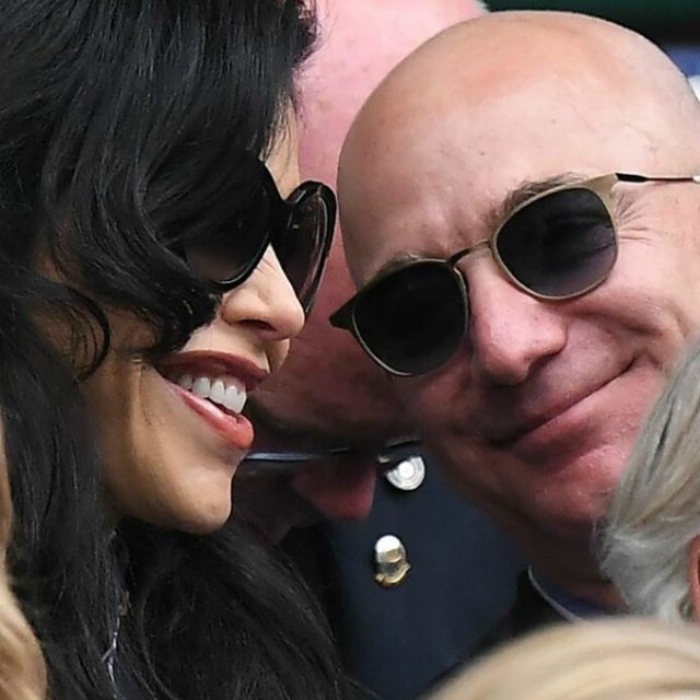 Jeff Bezos e Lauren Sanchez, la prima uscita pubblica dopo il divorzio è a Wimbledon: le foto