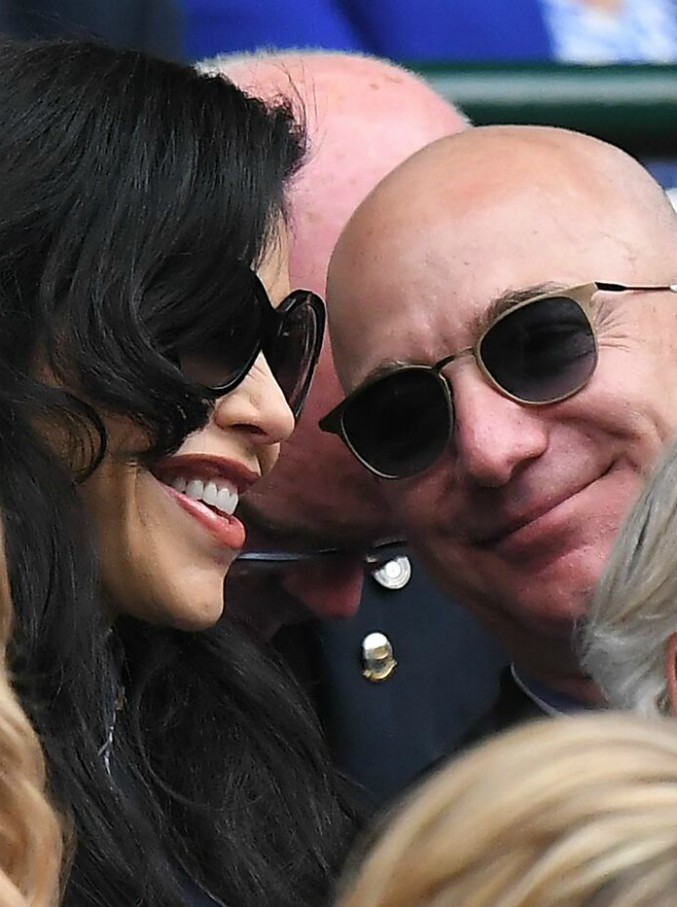 Copertina di Jeff Bezos e Lauren Sanchez, la prima uscita pubblica dopo il divorzio è a Wimbledon: le foto