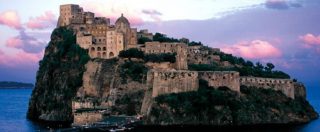 Copertina di Ischia, il Castello Aragonese sequestrato dalla Finanza per inchiesta su vari crac. Sei arresti e sigilli a beni di lusso