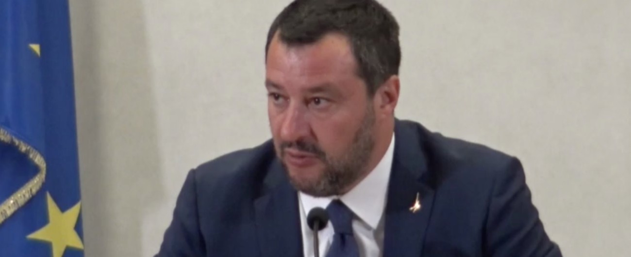 Copertina di Salvini incontra parti sociali: “Non voglio sostituirmi a nessuno”. Ma provoca M5s su rifiuti, Tav e salario minimo