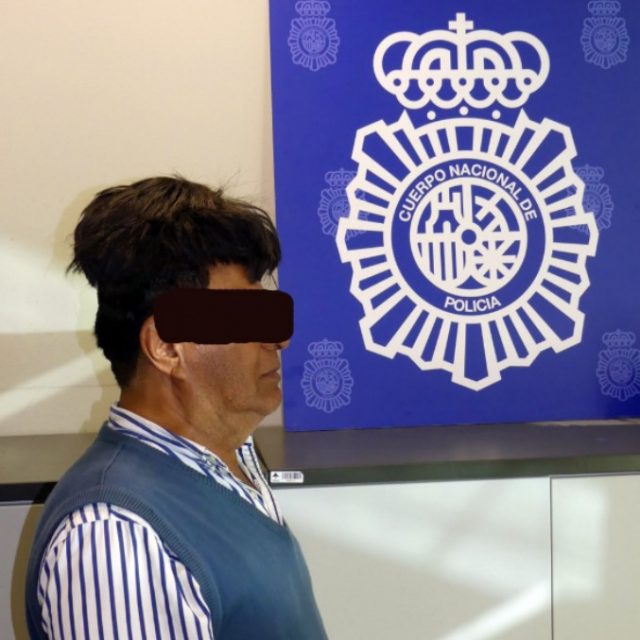 Barcellona, nascondeva la cocaina sotto parrucchino: corriere della droga arrestato in aeroporto
