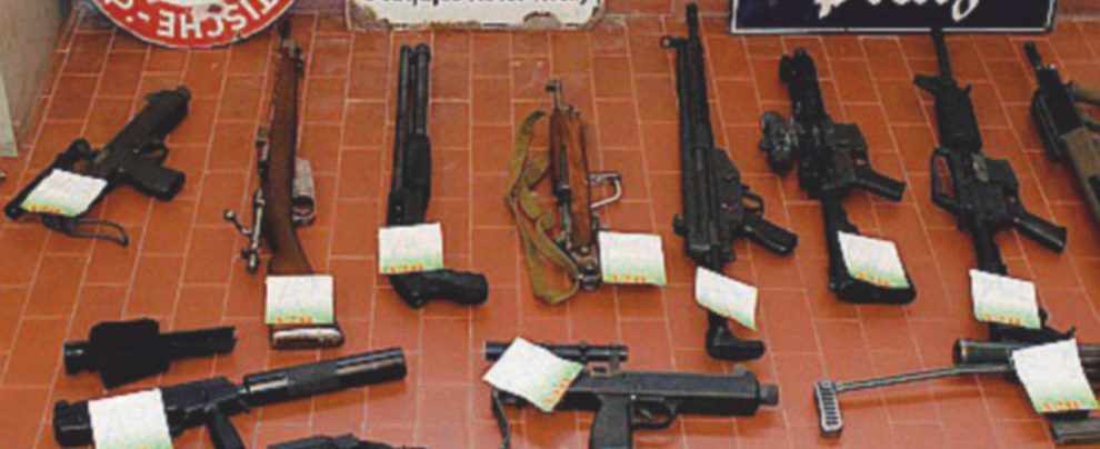 Svastiche e pallottole - Armi e un missile trovati dalla polizia Il missile, i neonazi italiani e il richiamo del Donbass