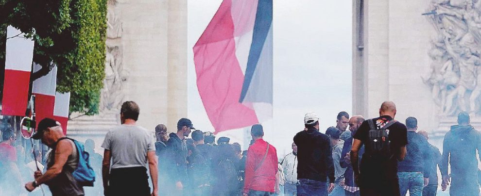 300 arresti - I Gilet gialli (senza pettorine) e le barricate sugli Champs Elysees 14 Luglio, flop sicurezza. Tutti contro Castaner “incompetente cronico”