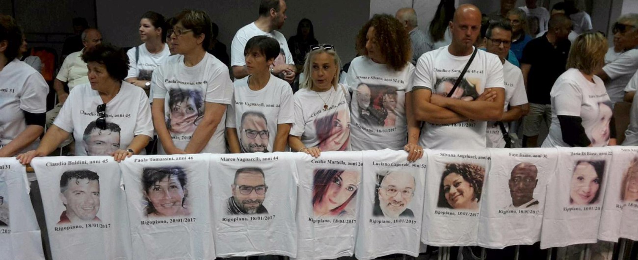 Rigopiano, udienza preliminare rinviata al 27 settembre. Protestano familiari delle vittime: “Aspettiamo da 2 anni e mezzo”