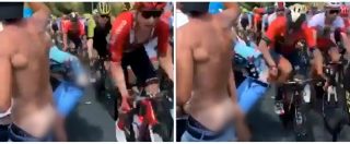 Copertina di Tour de France, i tifosi maleducati mostrano il fondoschiena ai corridori: il ciclista italiano li punisce così