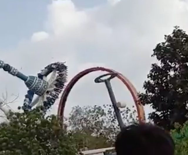 India, si spezza il pendolo: due morti e decine di feriti in un parco divertimenti. L’incidente in un video