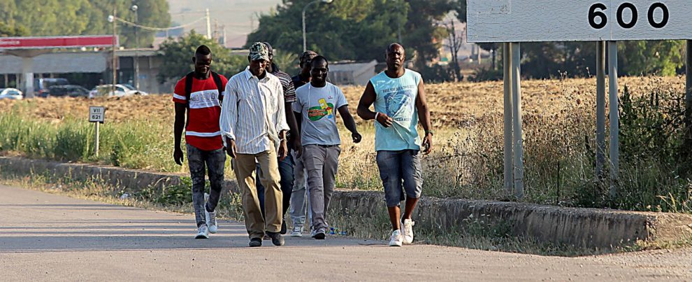 Foggia, migranti presi a sassate mentre andavano a lavoro: due feriti alla testa