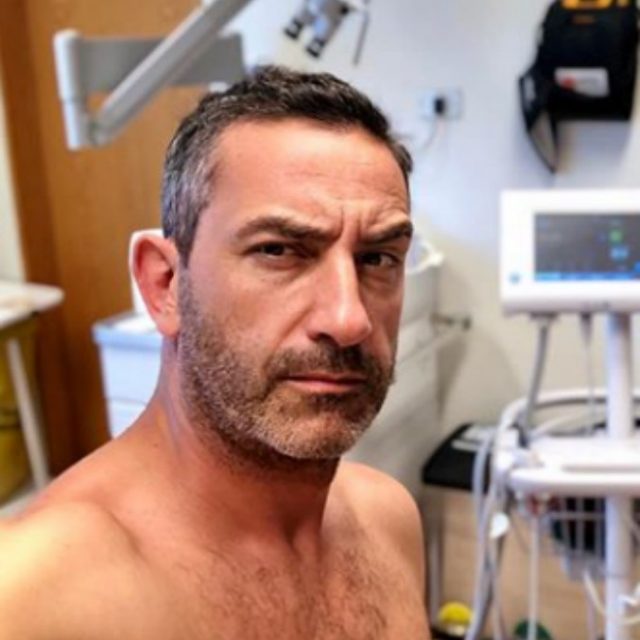 Matteo Viviani, il conduttore de Le Iene ricoverato in ospedale con febbre alta: “Non preoccupatevi, non morirò”