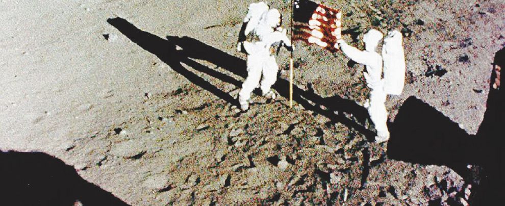 Il passo storico - 20 luglio 1969: Neil Armstrong e Edwin E. “Buzz” Aldrin, Jr Bowie e Streisand, l’allunaggio suona dei gran classiconi
