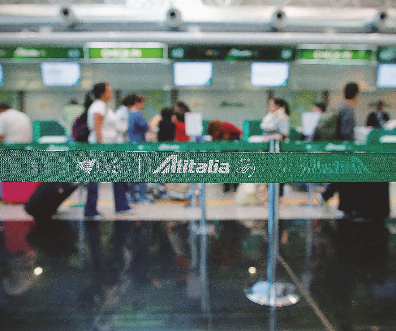 Copertina di Il conflitto di interessi a bordo: con Atlantia Alitalia non ha futuro