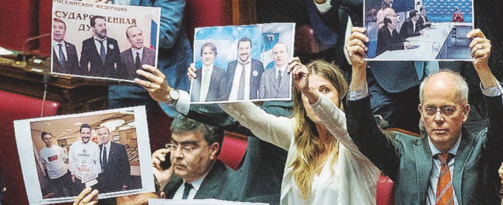 Sui banchi - I deputati dem mostrano le foto di Salvini e Savoini Il Capitano poco coraggioso non riferisce in Parlamento