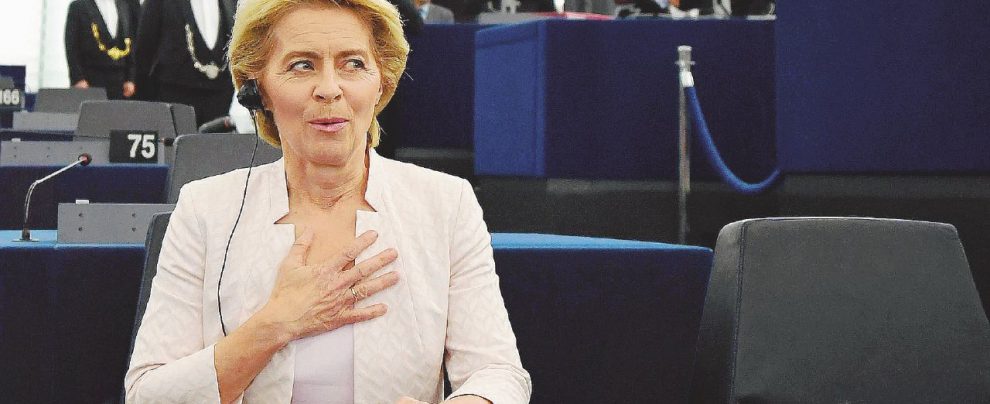 Sollievo - Ursula von der Leyen è stata eletta presidente della Commissione europea con 383 voti Von der Leyen per un soffio: 80 voti in meno, decisivi i 5S
