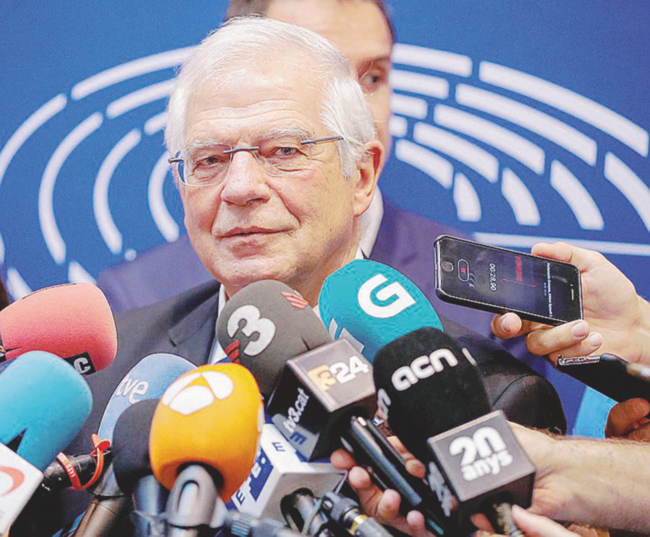 Copertina di Madrid-Catalogna, faida anche a Bruxelles: Borrell “spia” il nemico e rischia la nomina