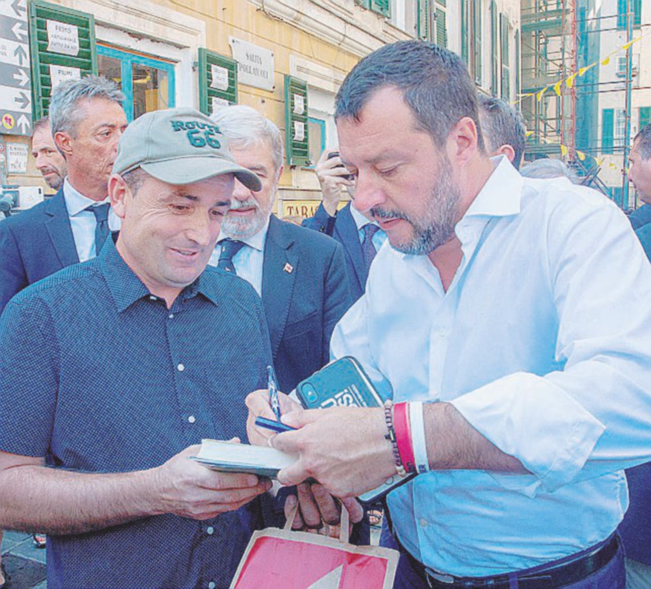 Copertina di Attentato a Salvini: l’inchiesta lo smentisce
