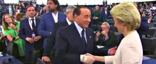 Copertina di Strasburgo, Berlusconi al Parlamento con la mano fasciata: “Perché le bende? Non mi ricordo mai di avere l’età che ho…”