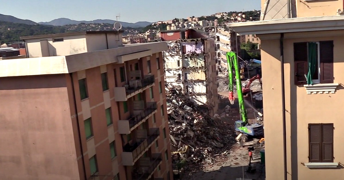 Copertina di Ponte Morandi, la denuncia degli abitanti dopo l’implosione: “Viviamo all’interno del cantiere, si rispettino le norme”