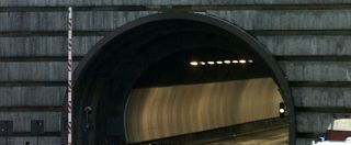 Copertina di Monte Bianco, pullman in fumo nel traforo: 67 passeggeri evacuati e tunnel chiuso