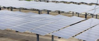 Copertina di Rinnovabili: 35% di energia in più grazie a pannelli solari a doppia faccia che seguono il sole