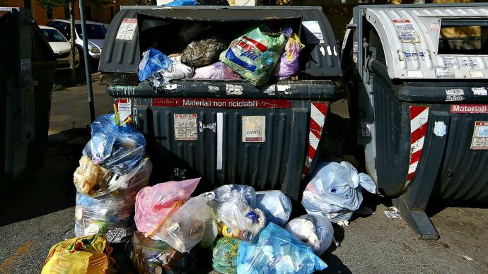 Tassa sui rifiuti, le nuove regole sul bonus per chi ha Isee basso e le sanzioni ridotte in caso di pagamento in ritardo: le cose da sapere