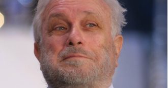 Luciano De Crescenzo è morto. Addio all’ingegnere, regista, attore: la sua vita Da Arbore all’amore con la Rossellini