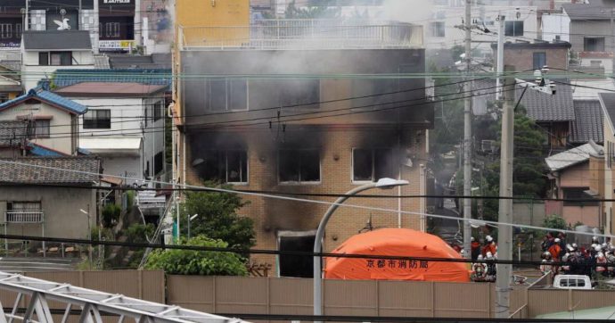 Kyoto, un uomo appicca un incendio in una casa di produzione: almeno 33 morti e 35 feriti