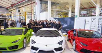Copertina di Lamborghini, nel nuovo contratto aziendale più premi economici, permessi per i genitori e norme contro sessismo e omofobia