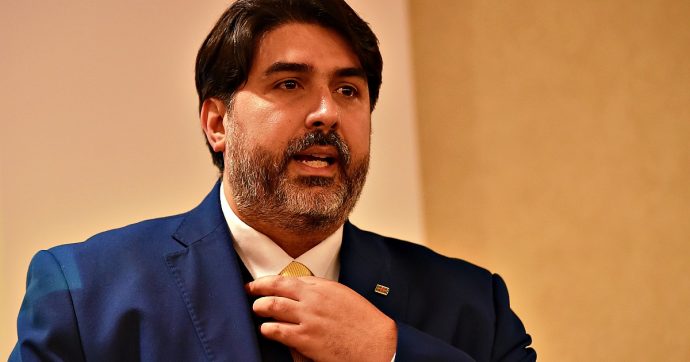 Sardegna, il governatore leghista Solinas indagato per abuso d’ufficio dopo aver nominato consulenti due fedelissimi