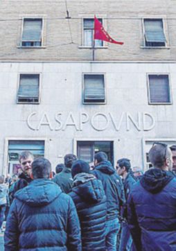 Copertina di L’Agenzia del Demanio denuncia CasaPound: “Abusivi, sfrattateli”