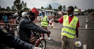 Copertina di Ebola, Oms: “Emergenza internazionale per la salute pubblica”. Msf: “Basta ad azioni mirate in RDC, servono vaccinazioni di massa”