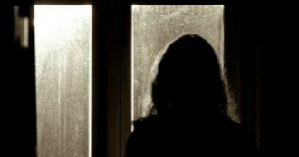 Copertina di Strangola la madre e chiama i soccorsi parlando di suicidio, fermata 17enne per omicidio volontario