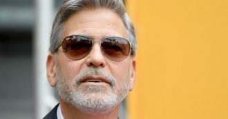 Copertina di George Clooney rivela: “Sono stato oggetto sessuale anch’io, in una scena tutti mi prendevano a schiaffi sul sedere”