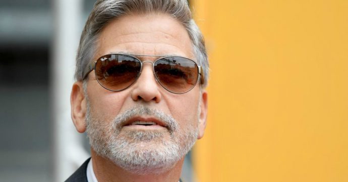 George Clooney rivela: “Sono stato oggetto sessuale anch’io, in una scena tutti mi prendevano a schiaffi sul sedere”