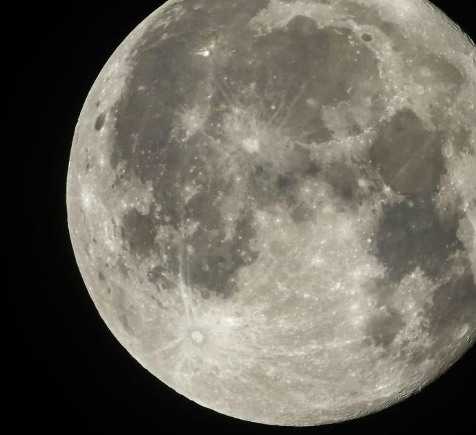Superluna, il 7 maggio la Luna sarà “più grande del 6% rispetto al normale”: è l’ultima del 2020