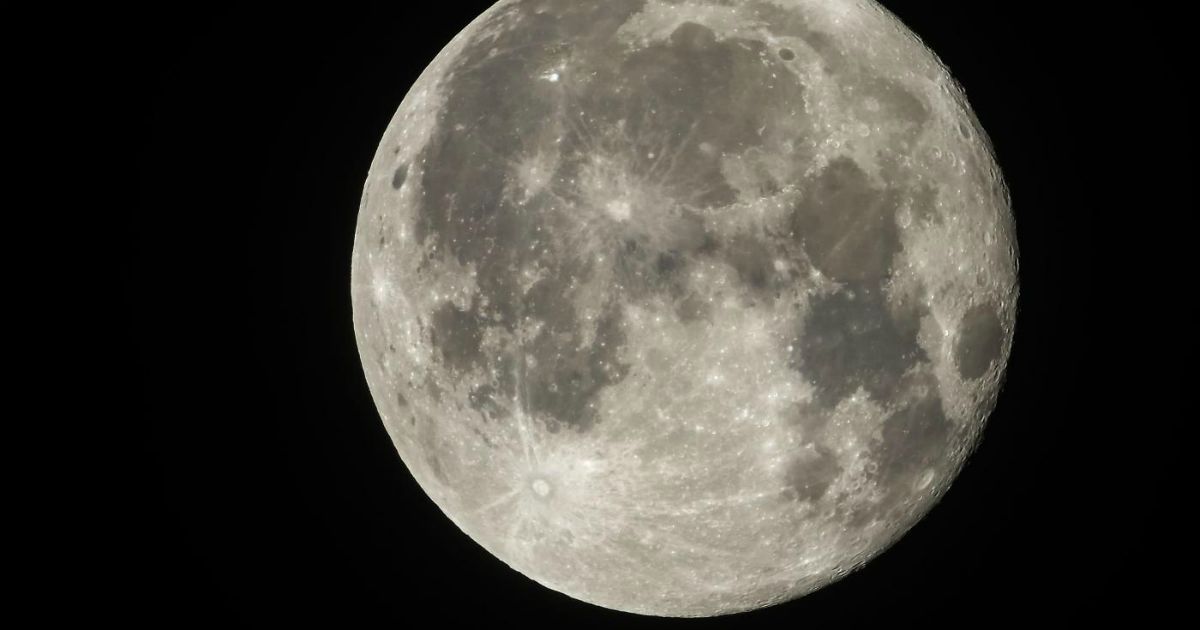 Superluna 7 aprile 2020, stasera tutti con gli occhi all’insù: c’è la Luna piena più spettacolare del 2020