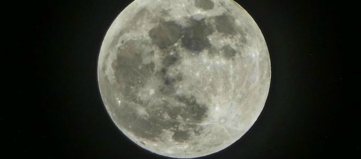 Luna rosa di aprile, ecco quando vederla e soprattutto la verità: non sarà rosa