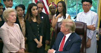 Copertina di Usa, Trump incontra i perseguitati religiosi e fa una gaffe dopo l’altra. E a Nadia Murad: “Perché le hanno dato il Nobel? È incredibile”