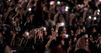 Copertina di Con i King Crimson guai a utilizzare il cellulare: la sicurezza lo sequestra