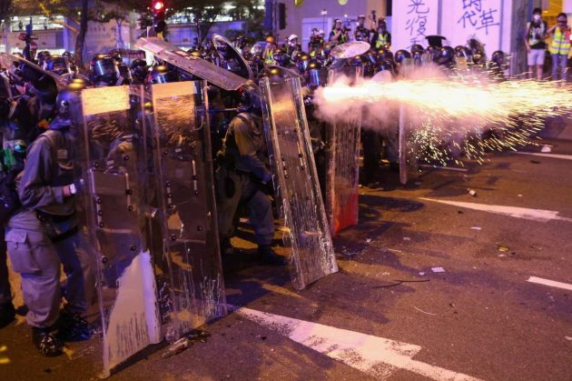 Hong Kong, proiettili di gomma e lacrimogeni contro la folla nel settimo weekend di proteste. Incappucciati ...