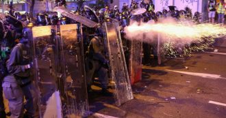 Copertina di Hong Kong, proiettili di gomma e lacrimogeni contro la folla nel settimo weekend di proteste. Incappucciati attaccano i manifestanti