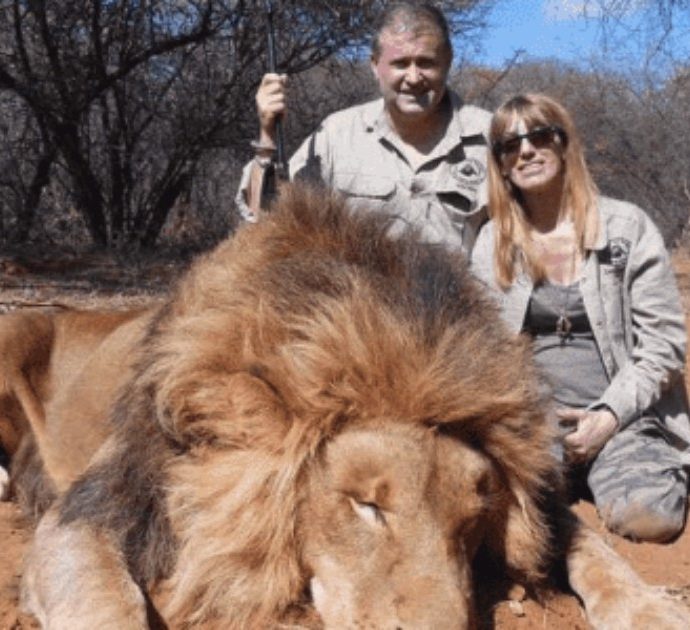 Cacciatori sorridono davanti al leone ucciso, la figlia attacca il padre: “Spendere 15 mila euro per sparare a un animale? Sei orribile”