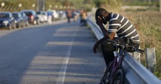 Copertina di Foggia, tre migranti presi a sassate mentre vanno al lavoro: è il secondo episodio in una settimana. Le piste: “Caporali o razzisti”