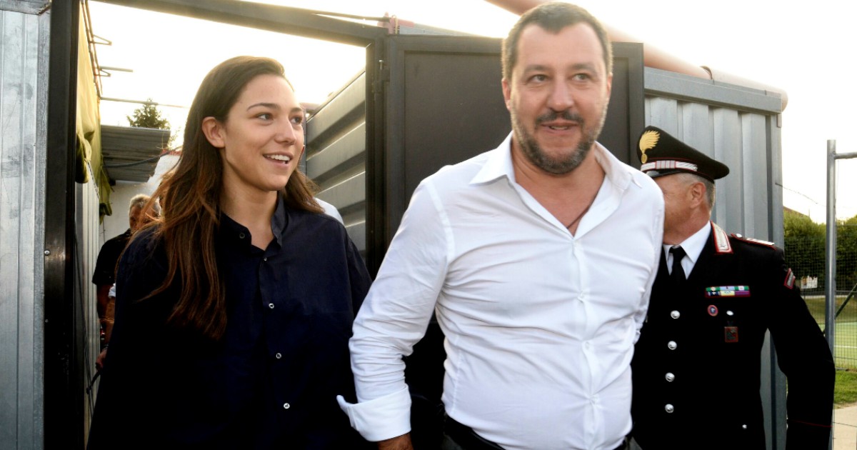 Matteo Salvini e Francesca Verdini avvinghiati sul lettino sotto l’ombrellone: gli scatti hot pubblicati da Oggi